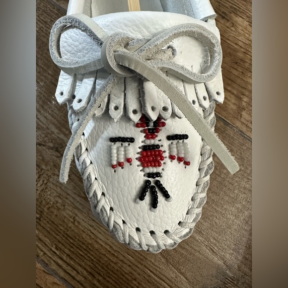 Minnetonka white thunderbird moccasins 7 - Picture 6 of 9